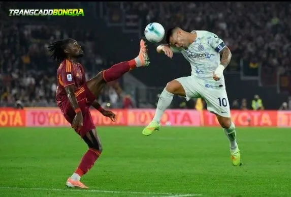 Bầu không khí tại Stadio Olimpico trước trận cầu lớn.